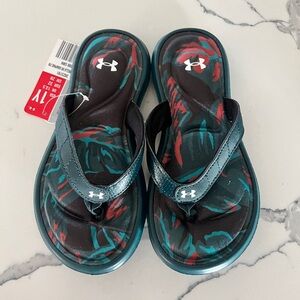 New with tags: Under Armour Girls squishy flip flops